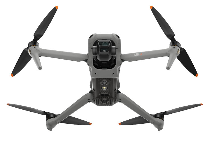 Szary dron, DJI AIR 3, widziany od dołu, z widocznymi śmigłami i szczegółami kamery.