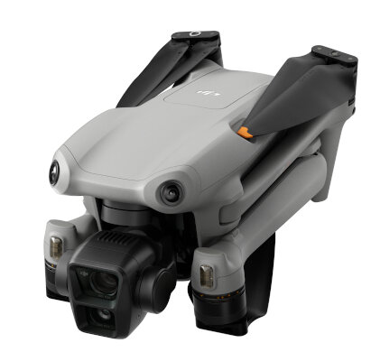 Szary dron z czarnymi śmigłami i kamerą wyświetlany na białym tle.