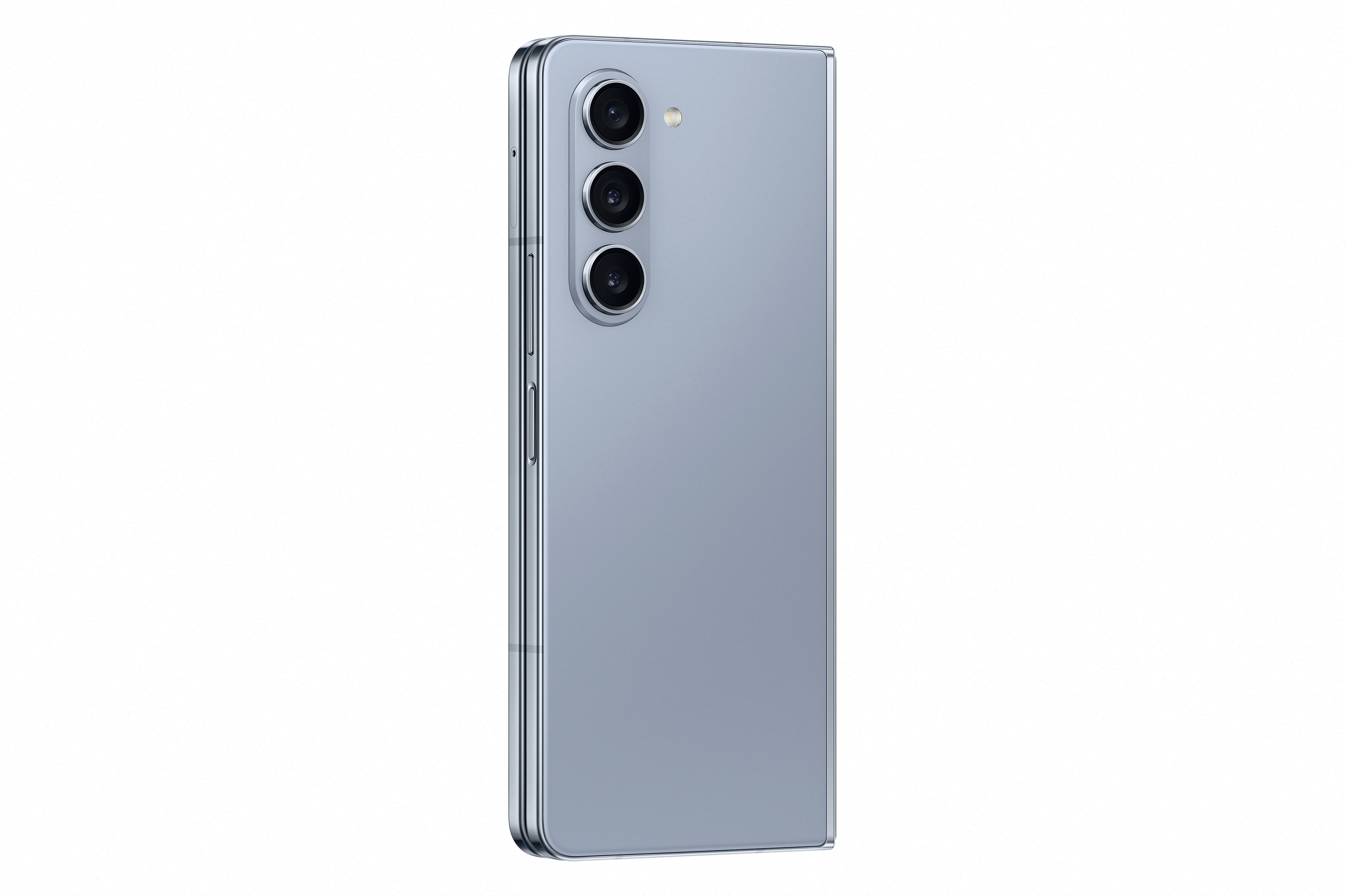 Blau-graues Telefon, teilweise gefaltet, Rückseite mit Kameras zeigend, vor weißem Hintergrund.