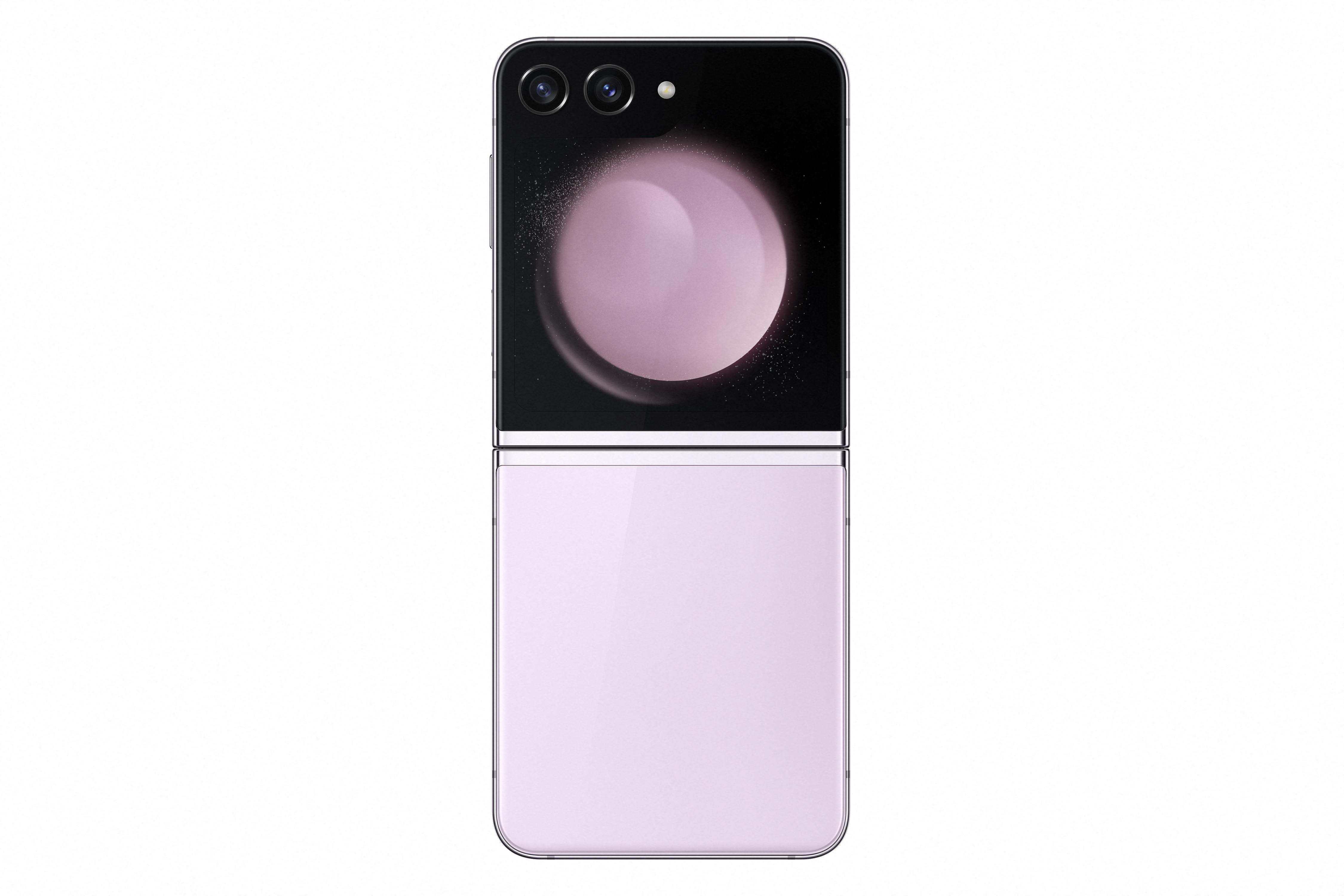 Lila Telefon, gefaltet. Dreifachkamera, schwarze Oberseite. Weißer Hintergrund, schlankes Design.