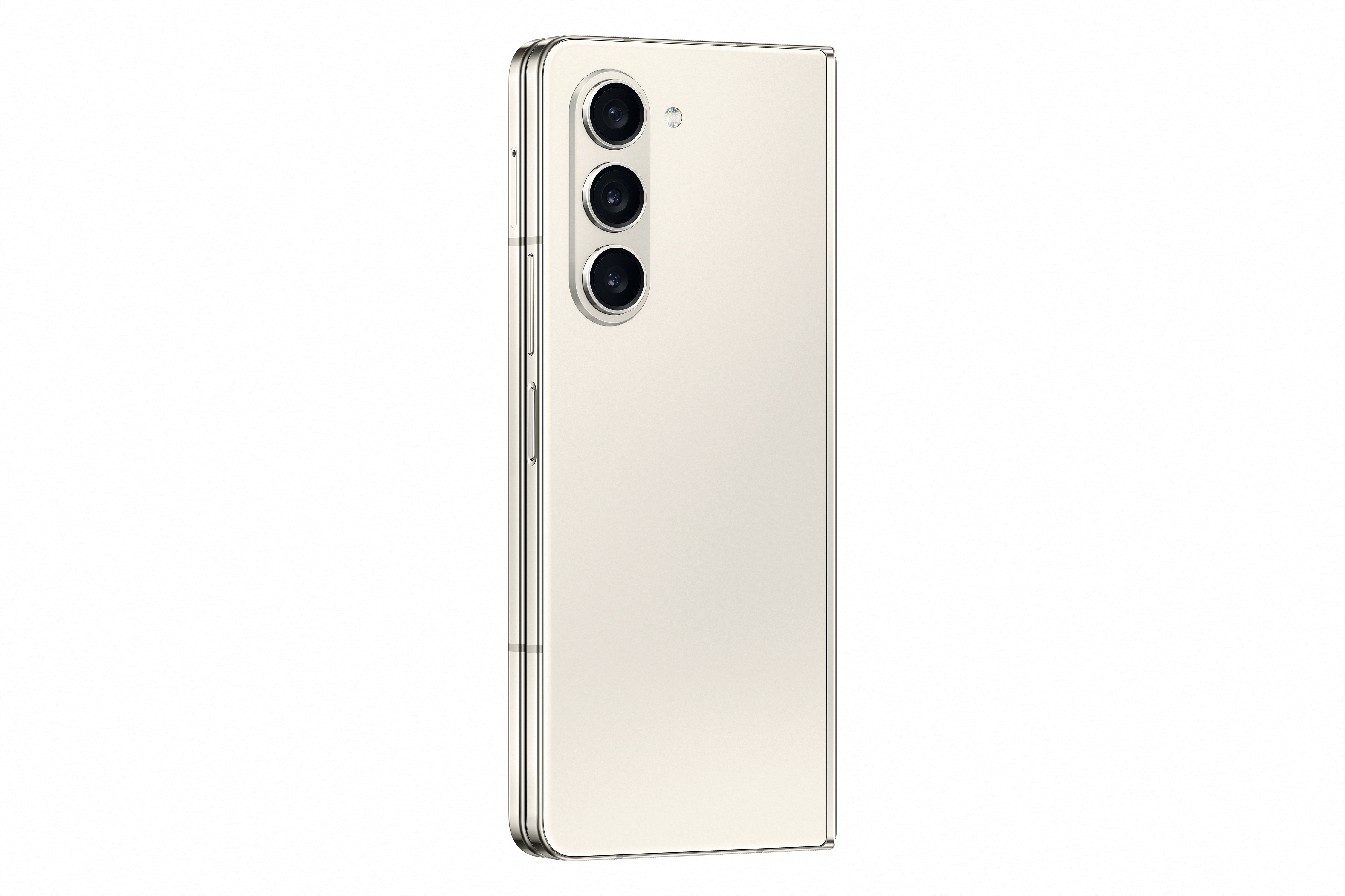 Ein gefaltetes Smartphone, hellbeige, mit drei Rückkameras. Schlankes, modernes Design auf weißem Hintergrund.