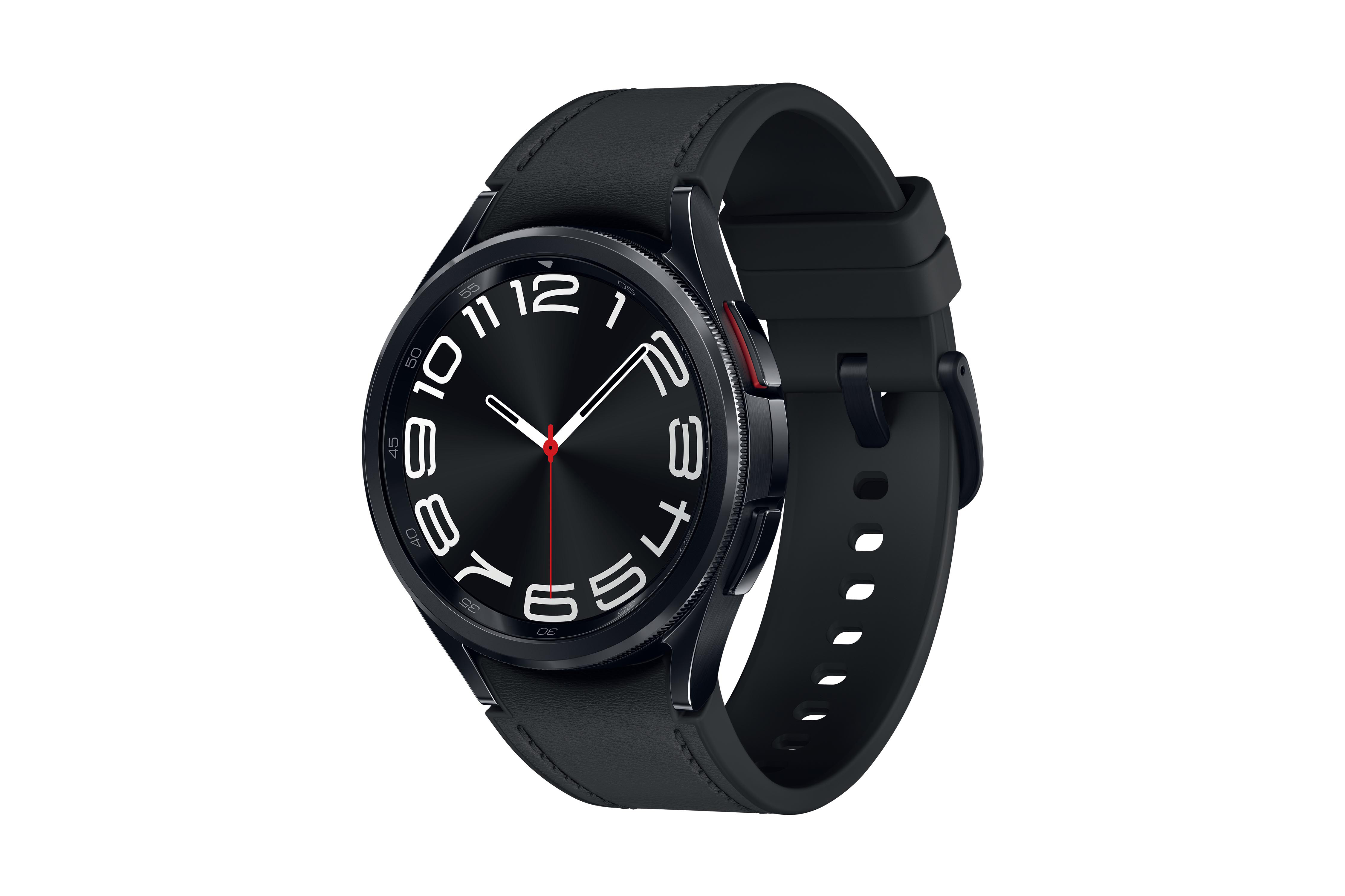 Schwarze Smartwatch mit schwarzem Lederarmband. Weiße Ziffern auf dem Zifferblatt. Roter Sekundenzeiger.