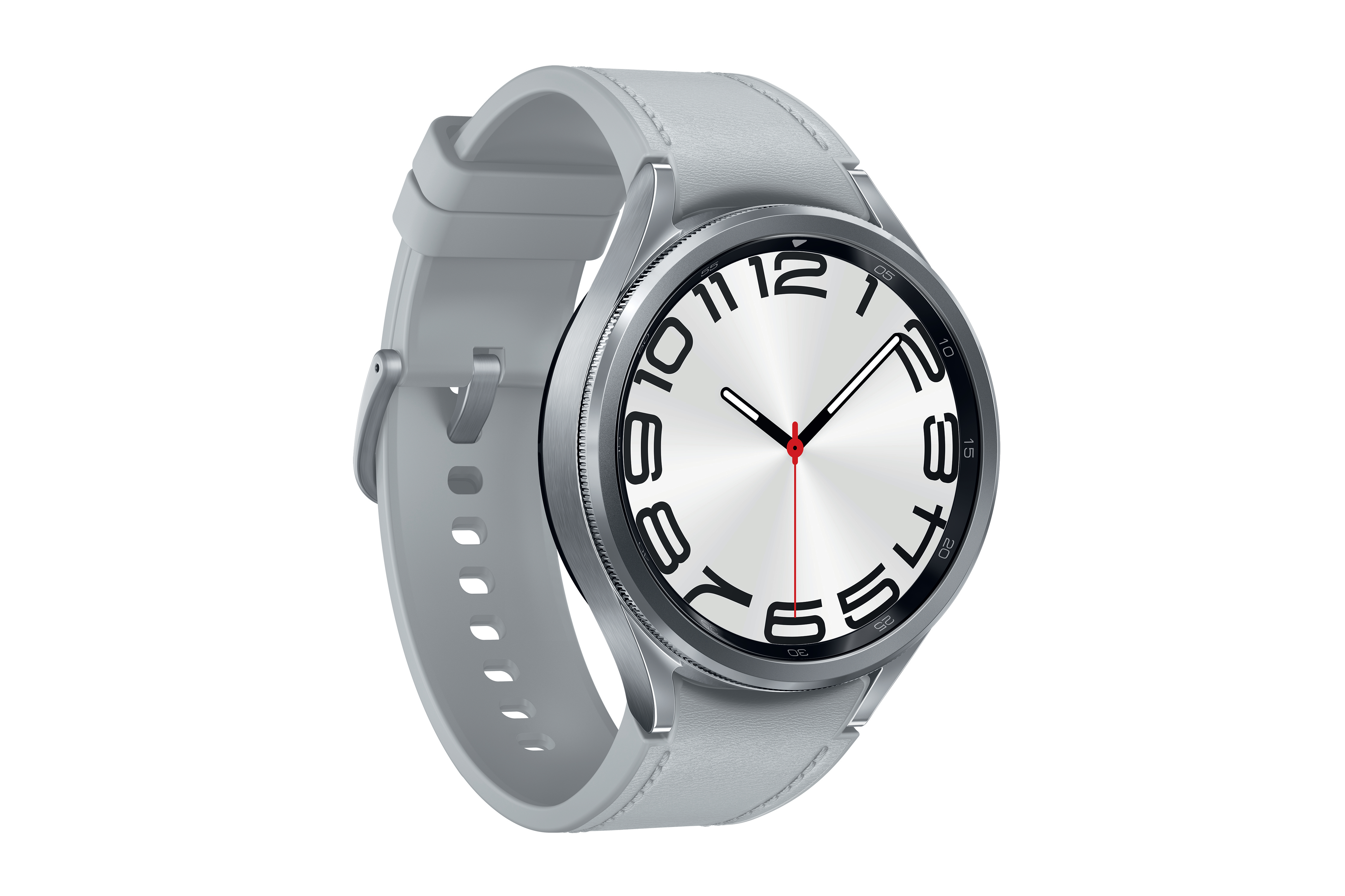 Eine silberne Smartwatch mit weißem Zifferblatt, schwarzen Zahlen und einem roten Sekundenzeiger, vor weißem Hintergrund.