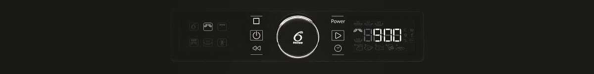 Czarny panel sterowania. Posiada wyświetlacz cyfrowy. Tło jest czarne.