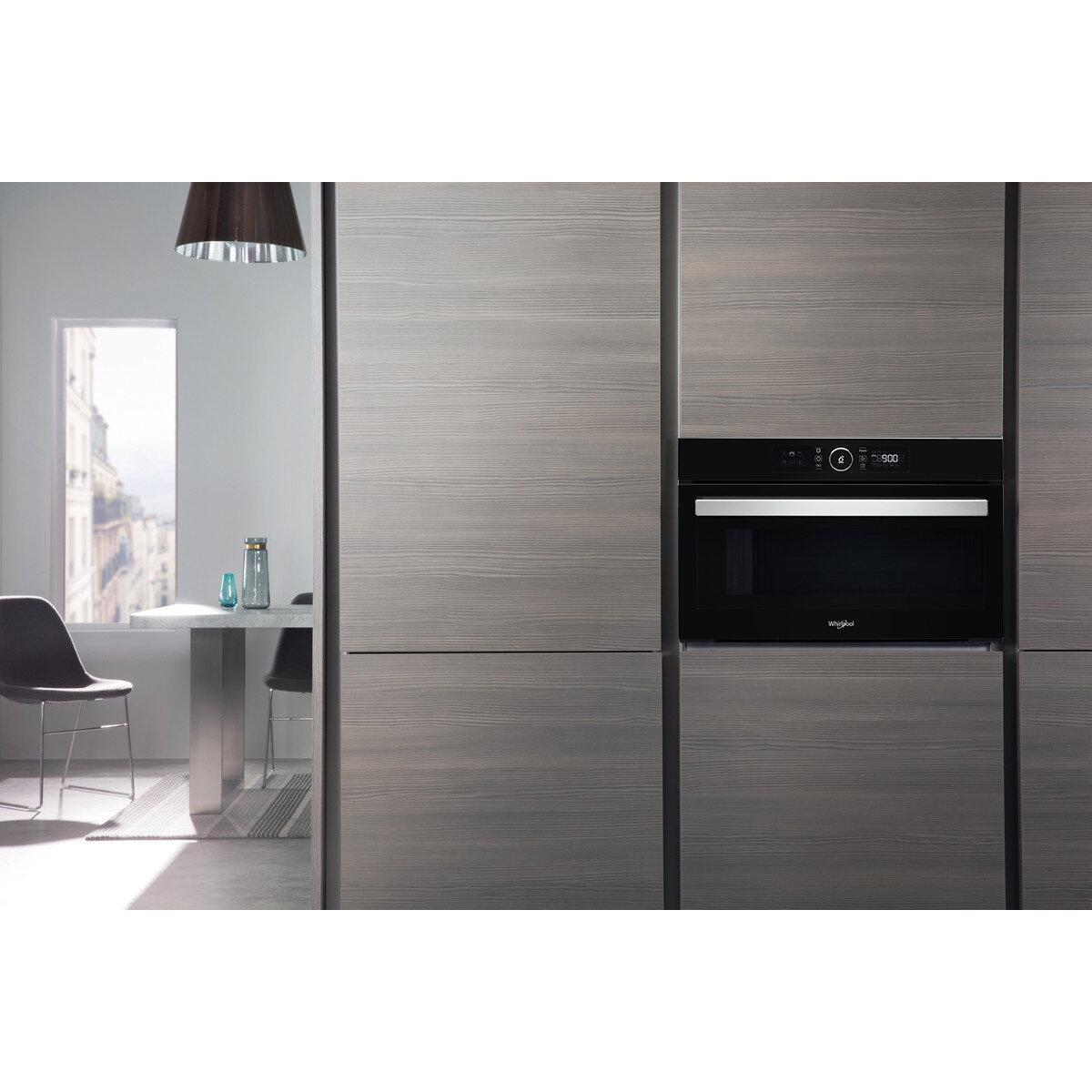 Różowy telefon Samsung Galaxy Z Flip5, zamknięty, z widocznym ekranem.