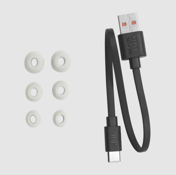 Weiße Ohrstöpsel, ein schwarzes USB-Kabel und ein schwarzes USB-C-Kabel daneben auf heller Oberfläche.