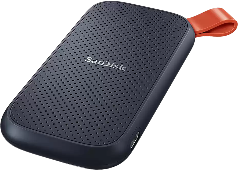 Dunkelblaue tragbare Festplatte mit orangefarbenem Riemen, Sandisk-Logo, isoliert auf schwarzem Grund.