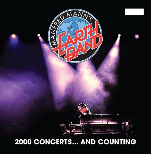 Konzertfoto von Manfred Mann's Earth Band. Bühnenbeleuchtung, ein Mann am Keyboard und ein Bandlogo.
