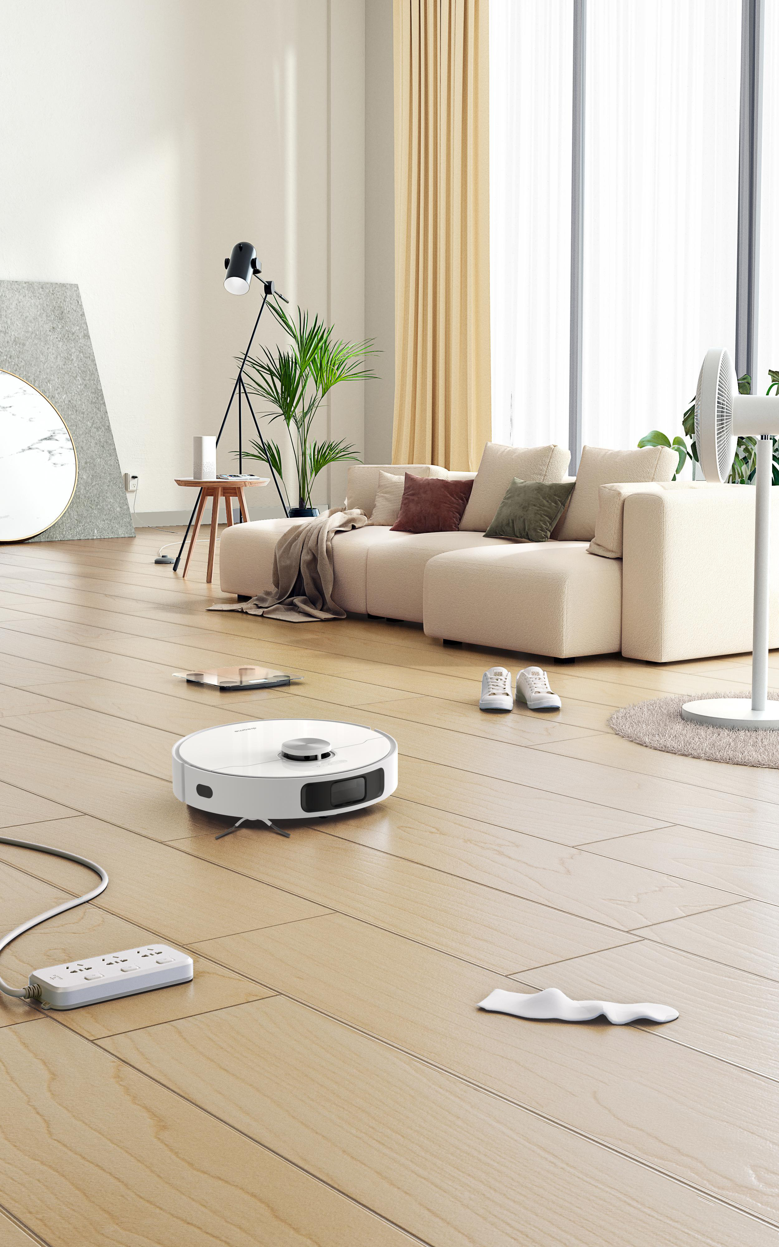 Roboter-Staubsauger in einem Wohnzimmer. Eine Steckdosenleiste und Schuhe sind sichtbar. Der Boden ist Holz.