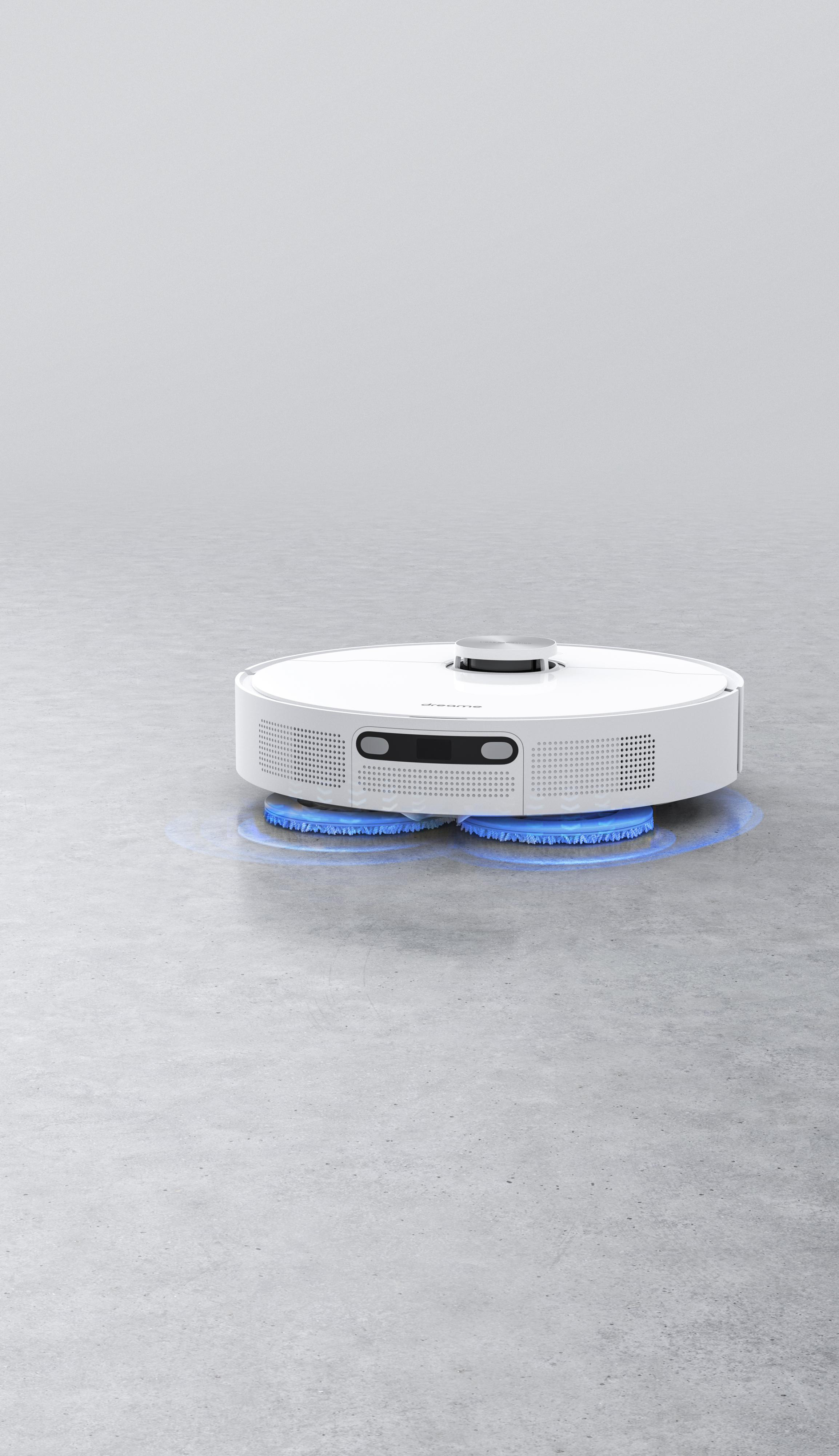 Weißer Roboter-Staubsauger auf grauem Boden. Er hat blaue, kreisförmige Reinigungspads.