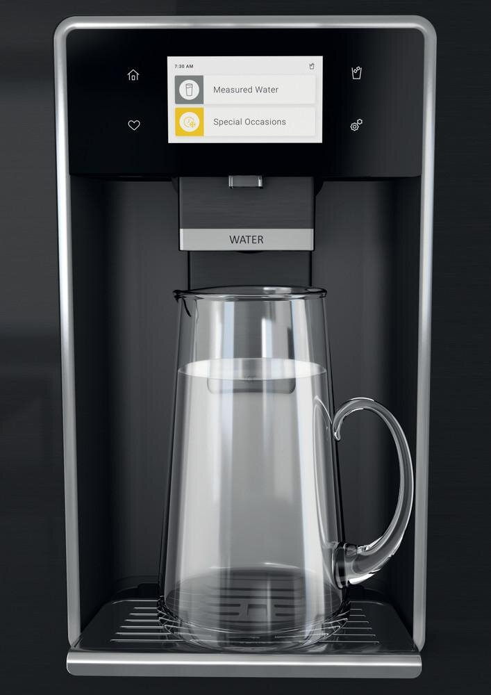 Czarny dystrybutor wody ze szklanym dzbanem poniżej, białe tło.