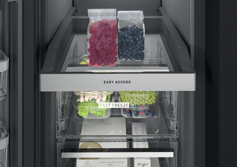 Lodówka z dwiema otwartymi szufladami zamrażarki, pokazująca produkty spożywcze w pojemnikach i workach.