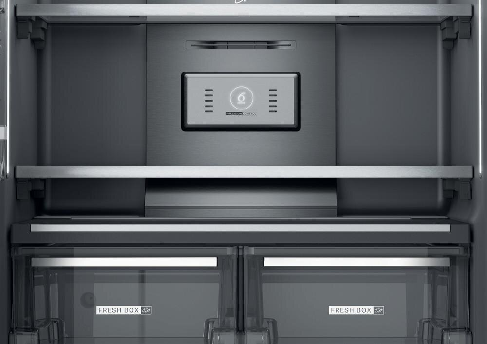 Wnętrze lodówki z półkami, szufladami i panelem sterowania.