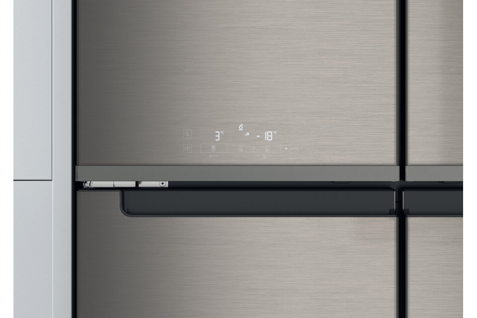 Drzwi lodówki z wyświetlaczem cyfrowym pokazującym 3°C i -18°C.