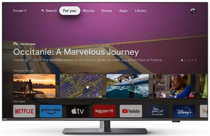 Ekran telewizora z interfejsem Google TV. Pasek menu u góry i skróty do aplikacji.