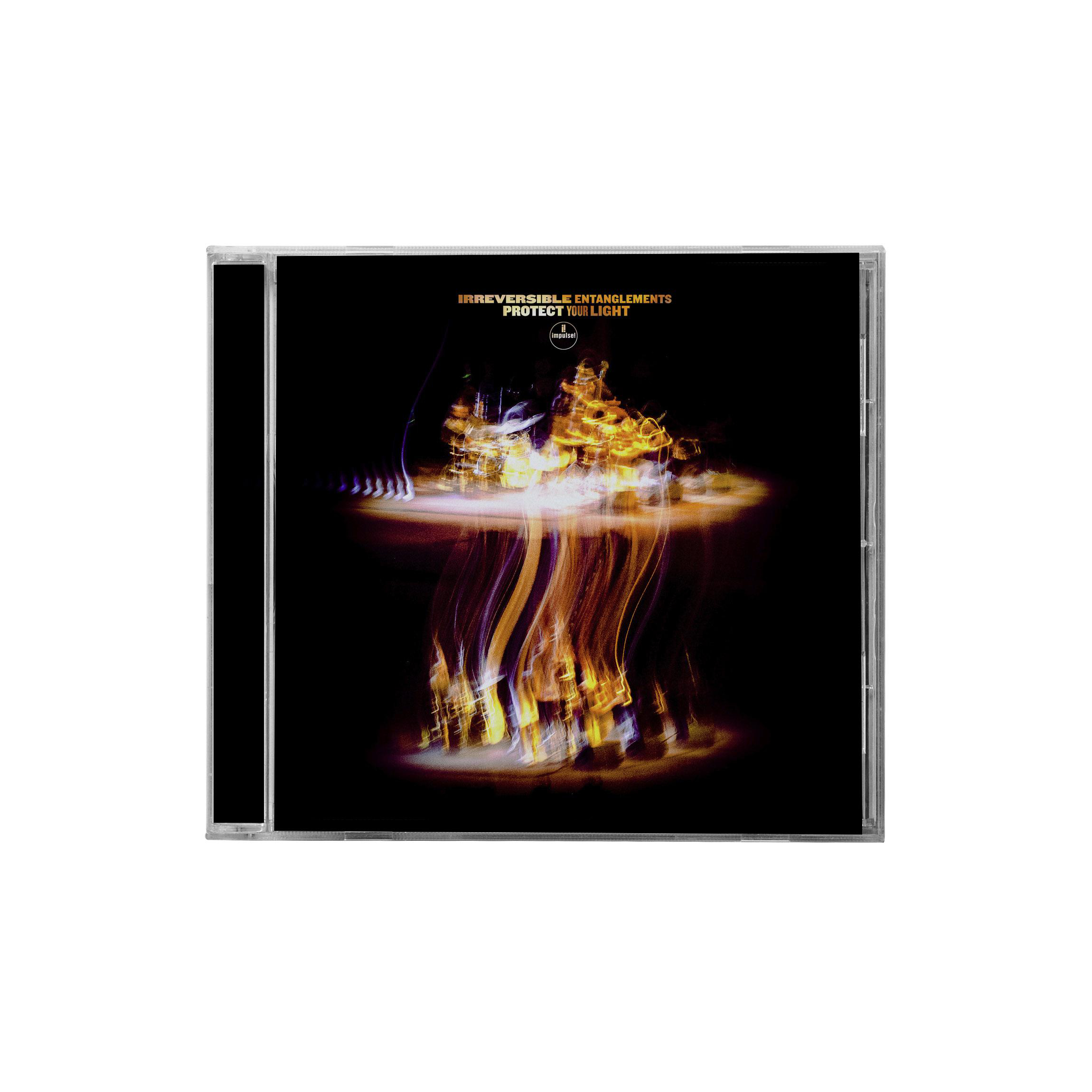 CD-Hülle mit Albumcover. Schwarzer Hintergrund, verschwommenes Licht und Text.