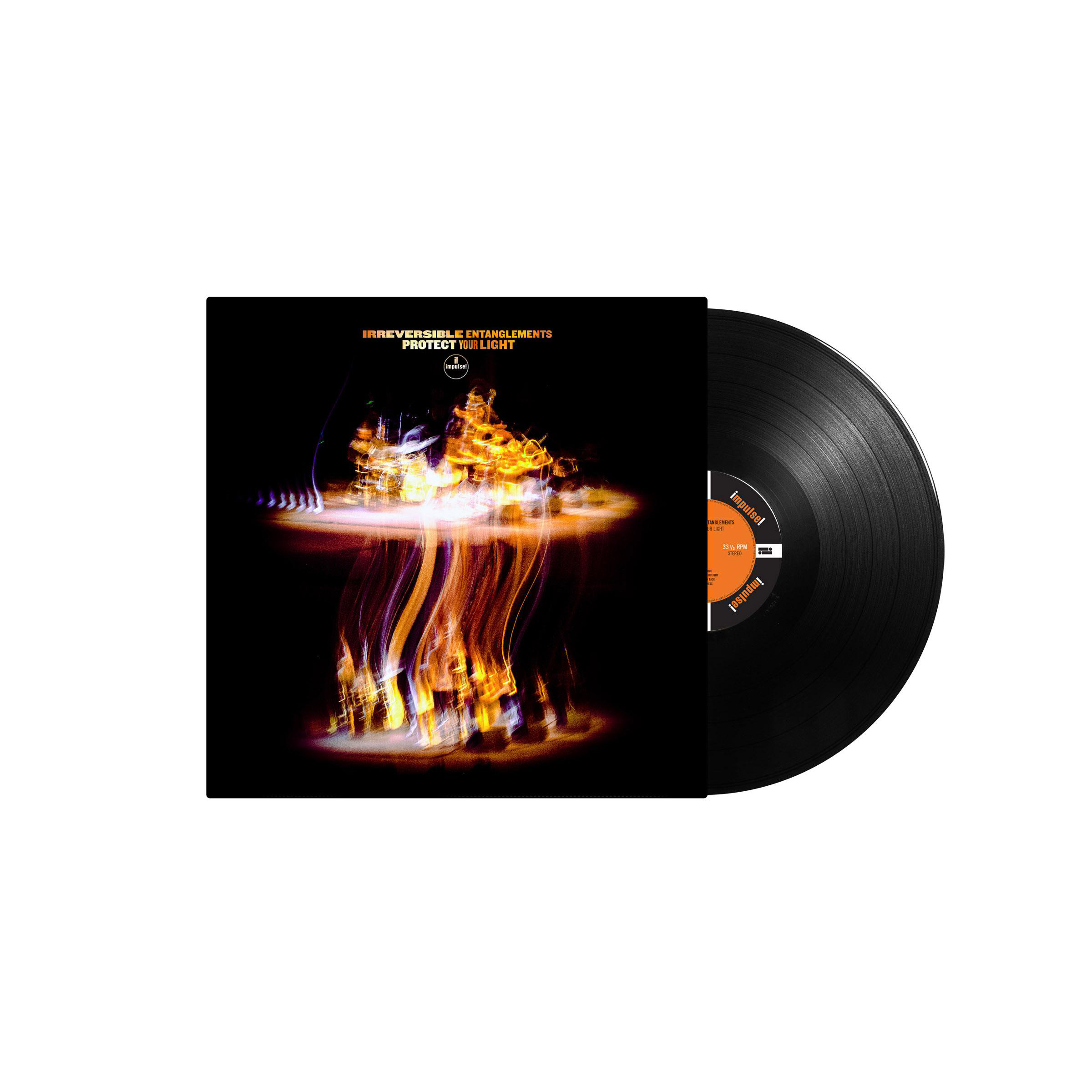 Vinylplatte mit Albumcover. Das Cover hat abstrakte Kunst mit orange, gelben und violetten Farbtönen auf Schwarz.