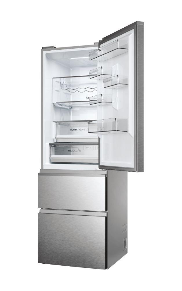 Ein Kühlschrank aus Edelstahl mit zwei geöffneten Türen, die Regale und Schubladen freigeben.