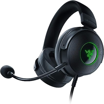 Auriculares Razer negros con micrófono. El logo de Razer brilla en verde.