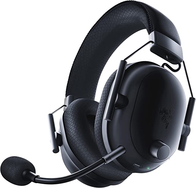 Auriculares para juegos negros con micrófono. Los auriculares tienen el logo Razer y control volumen.