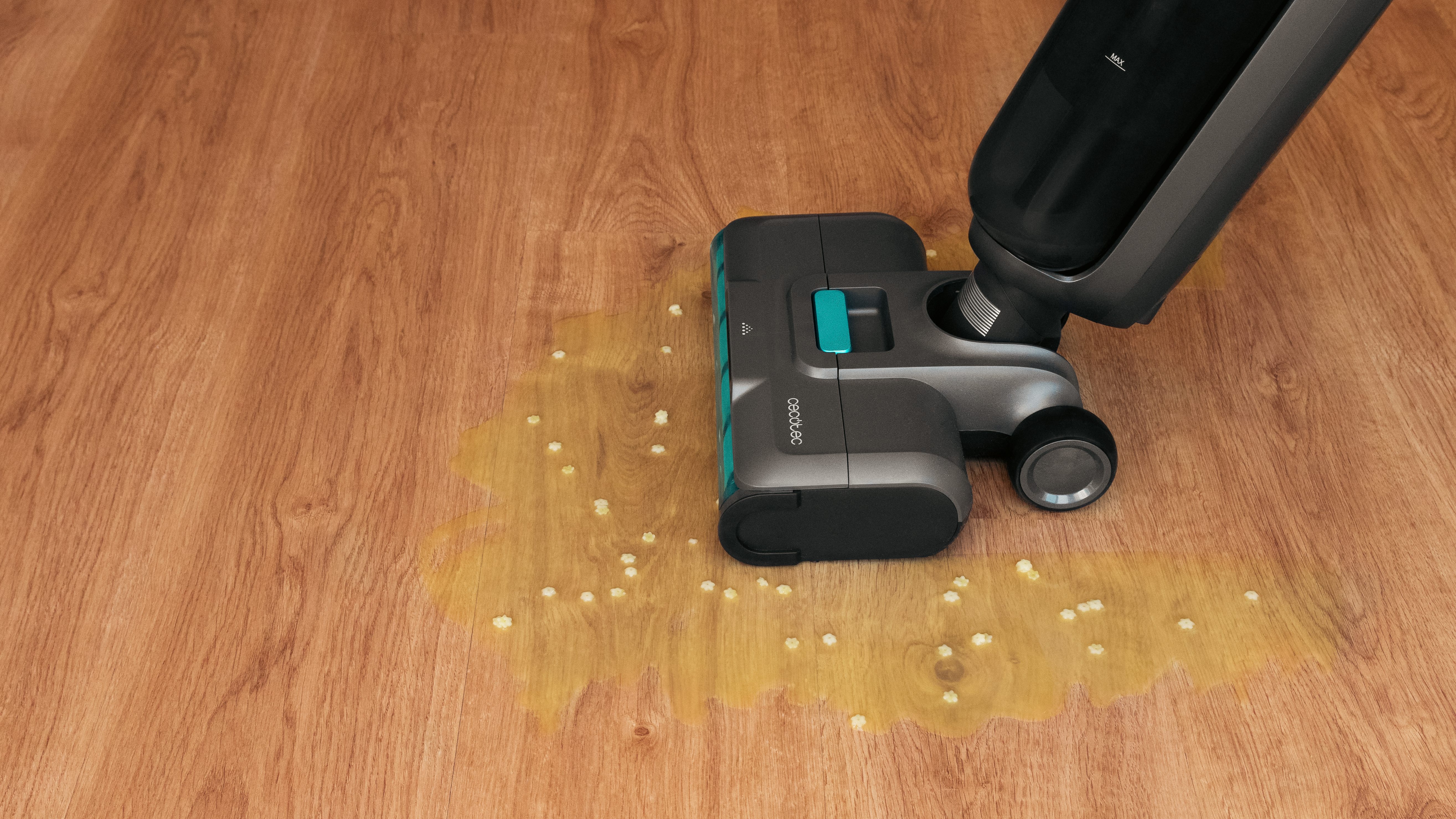 Aspiradora limpiando piso mojado con líquido y semillas derramadas.
