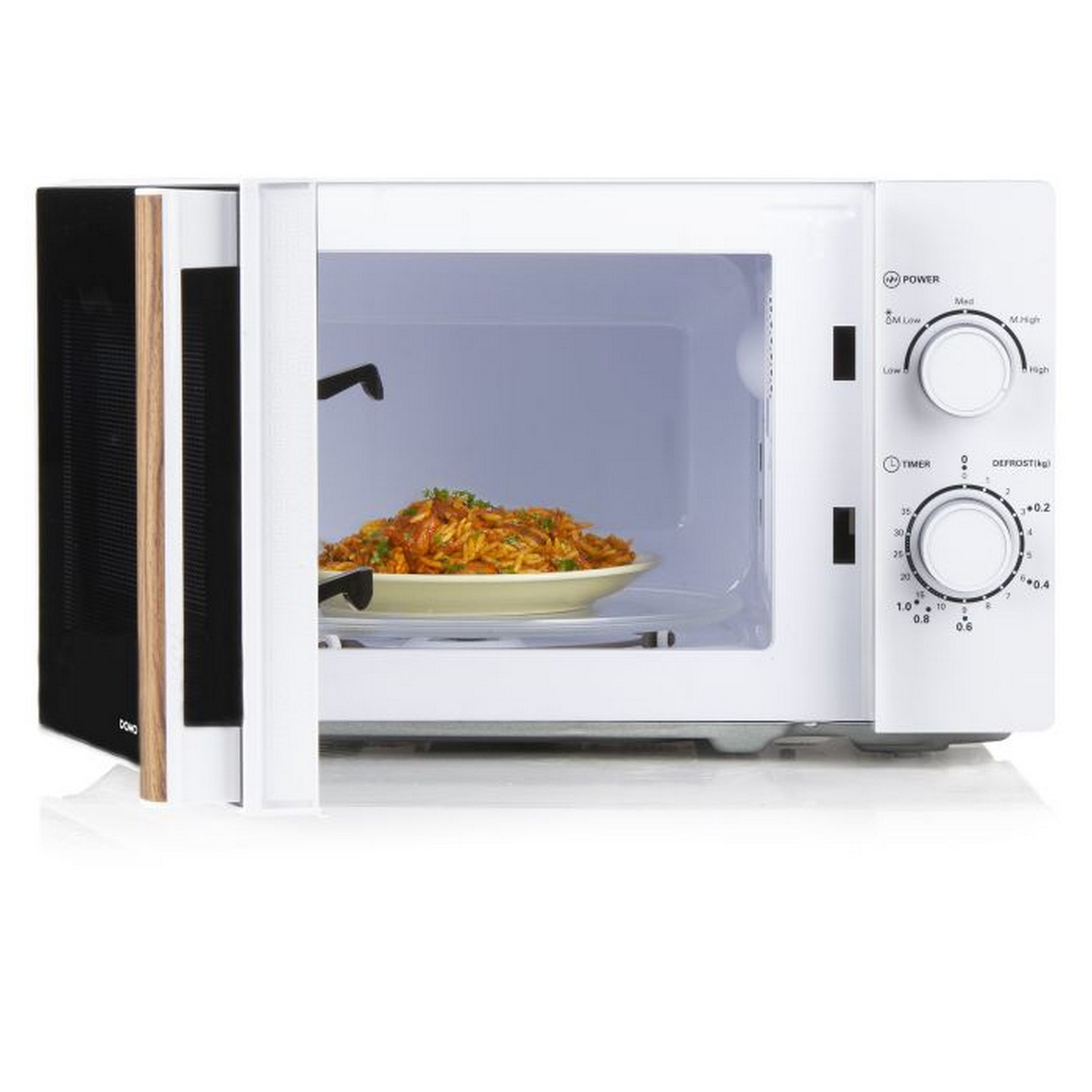 Een witte magnetron met een bord eten erin en de deur iets open.