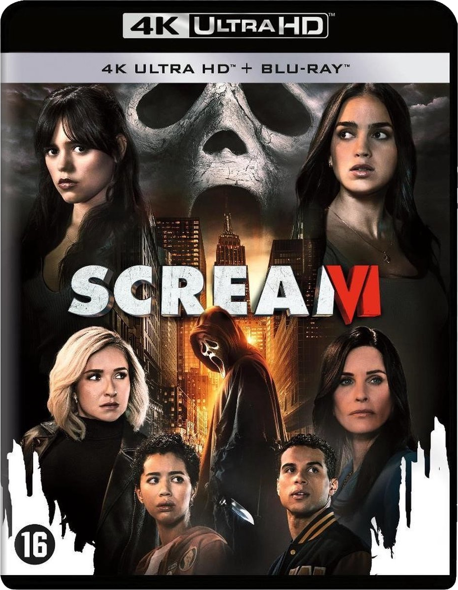 La couverture du film Scream VI. Présente plusieurs acteurs avec un tueur de Ghostface et un paysage urbain en arrière-plan. Le titre est Scream VI.