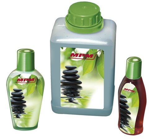 Trzy butelki z zielonymi zakrętkami. Butelki mają etykiety z kamieniami i liściem.