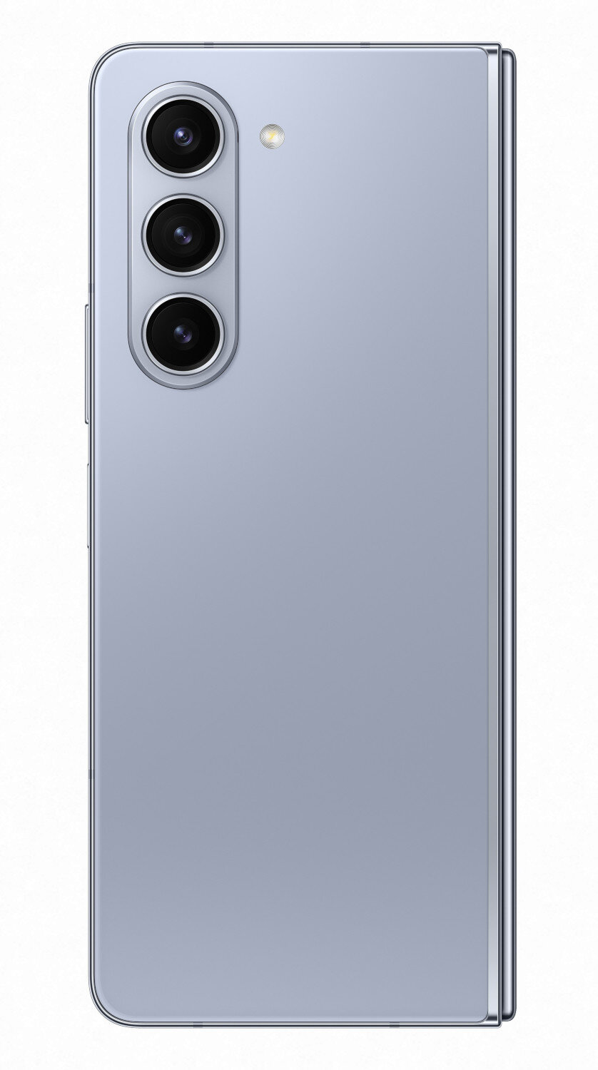 Niebieski Samsung Galaxy Z Fold 4 na białym tle.