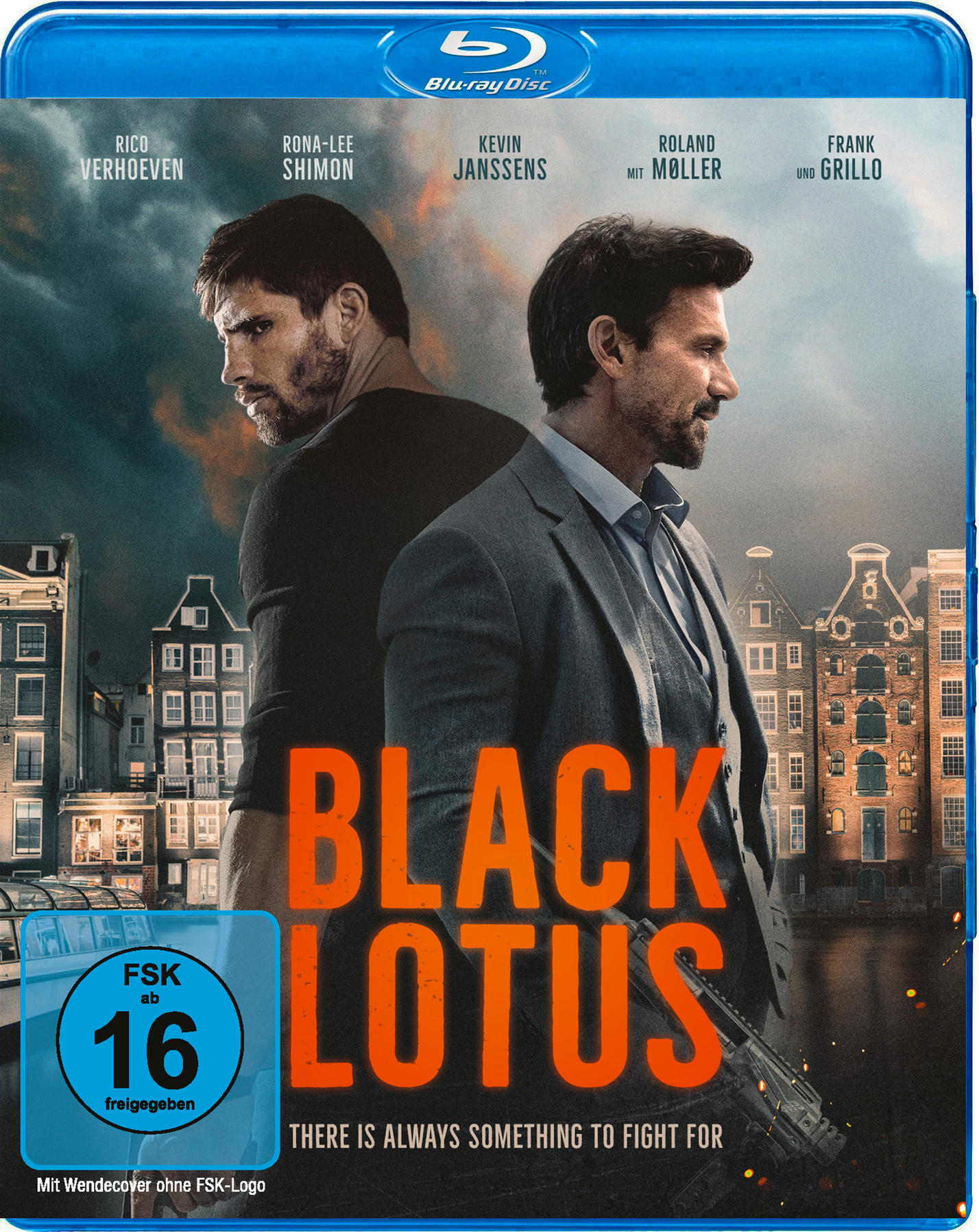 Filmcover: Black Lotus, zwei Männer, die sich gegenüberstehen, Gebäude im Hintergrund, Waffe. Blaue und schwarze Farben.