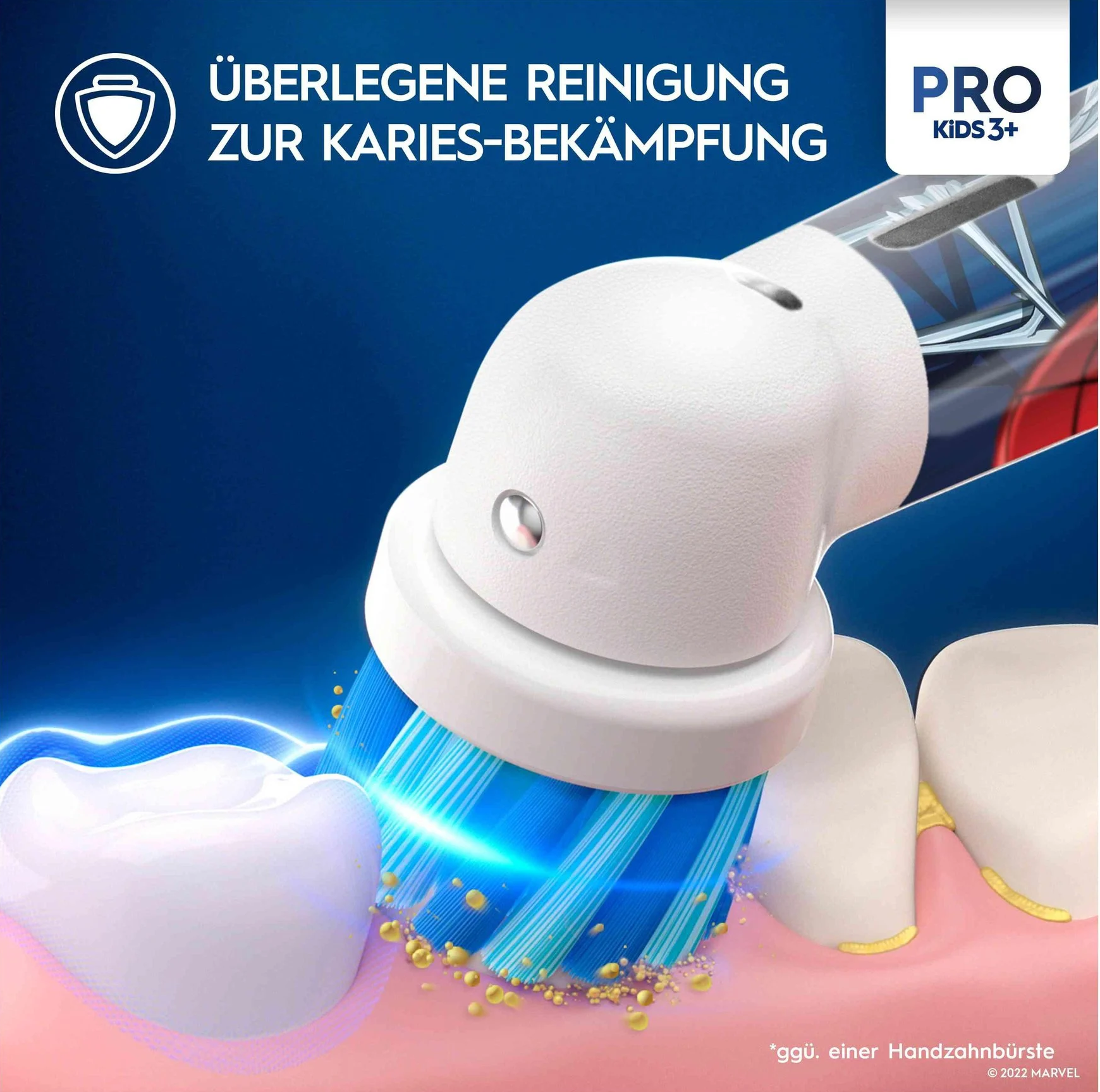 Un primo piano di uno spazzolino che pulisce i denti. Lo spazzolino è blu e bianco.
