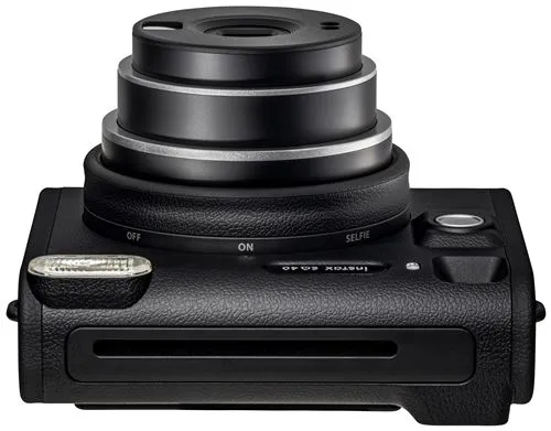 Un appareil photo Instax noir avec flash et objectif, sur fond blanc.