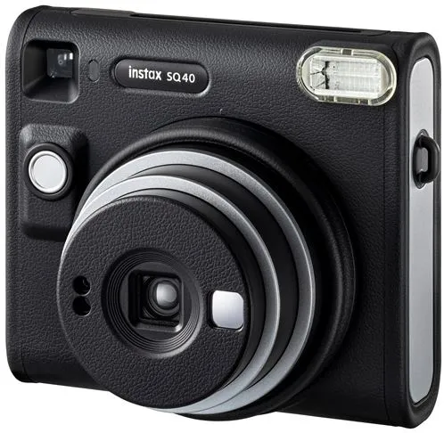 Appareil photo Instax SQ40 noir avec bague d'objectif argentée et flash. Boutons et viseur visibles.
