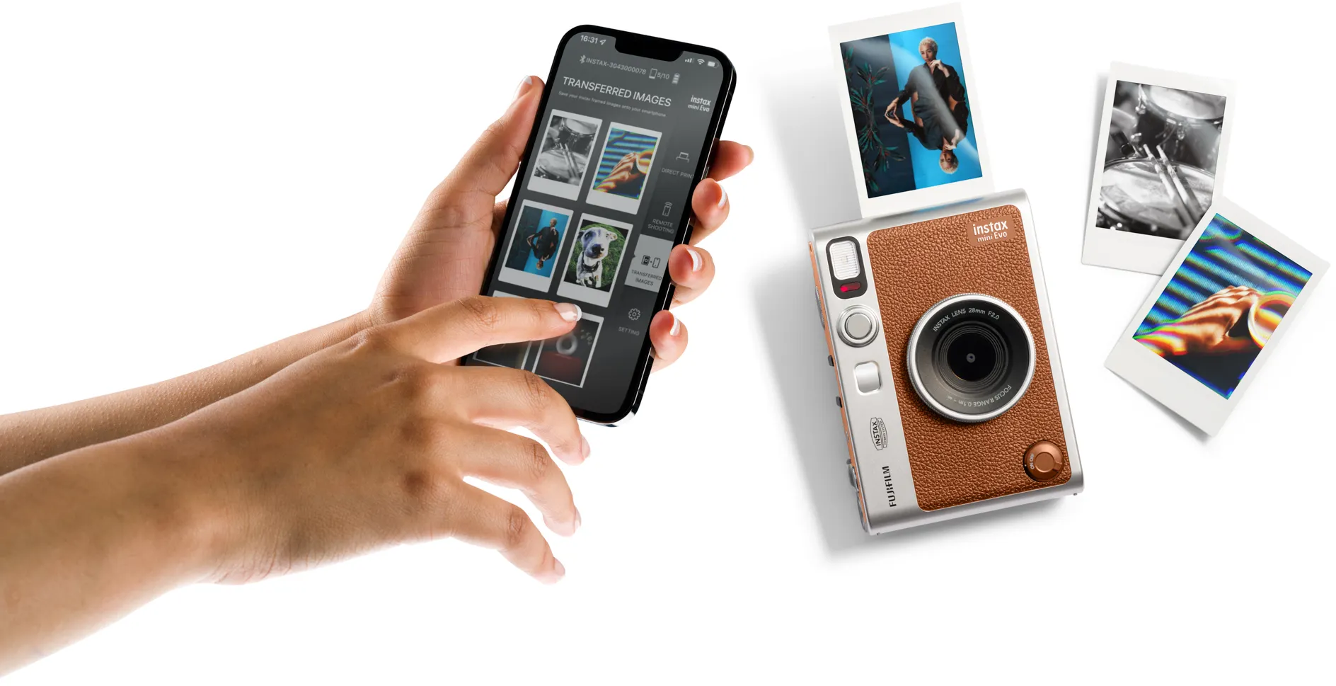 Une personne utilise un smartphone, un appareil photo instantané avec des photos imprimées, sur fond blanc. L'appareil photo est marron.