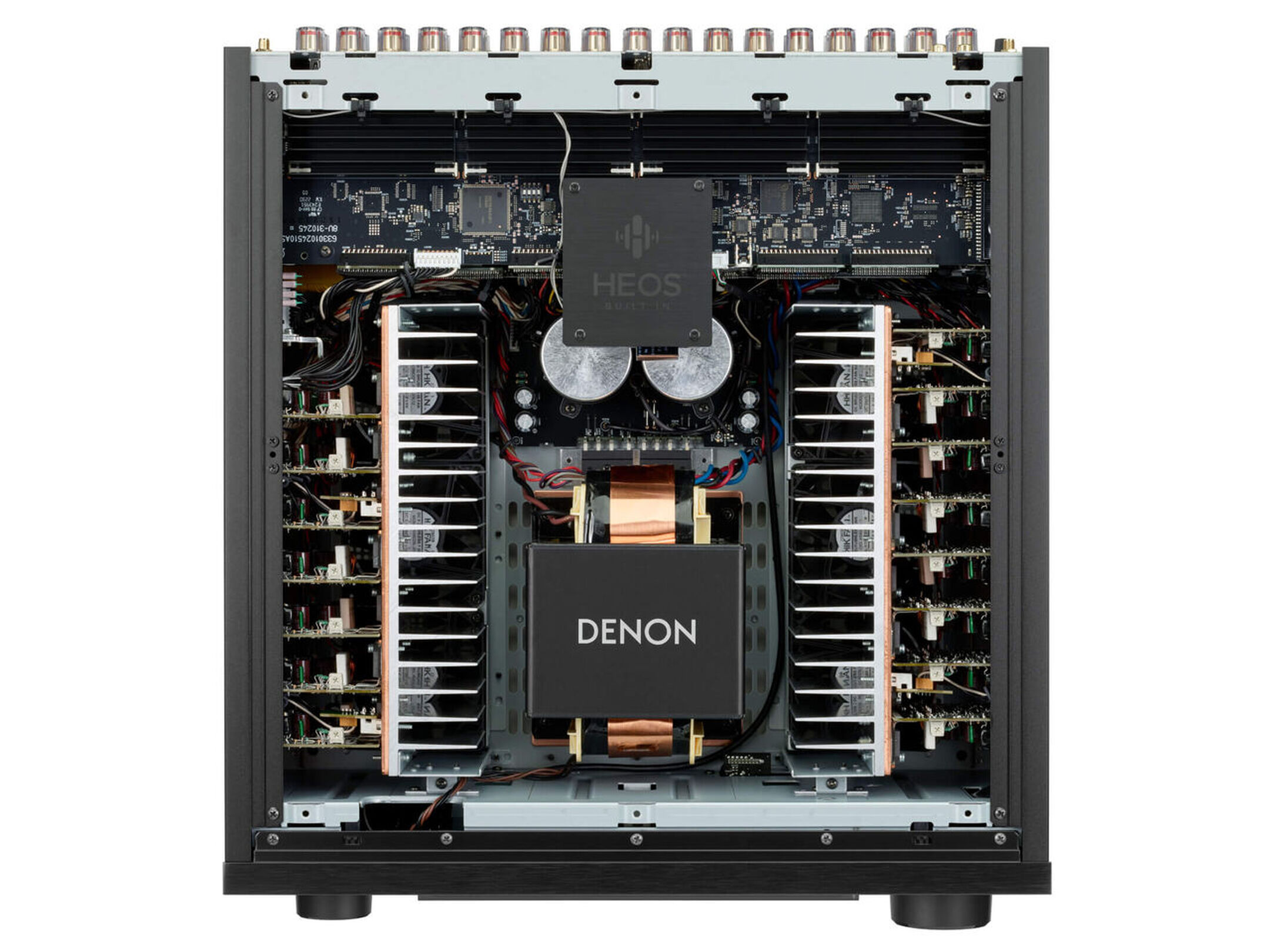 Innenansicht eines Denon-Audioverstärkers mit seinen internen Komponenten und Verdrahtung.