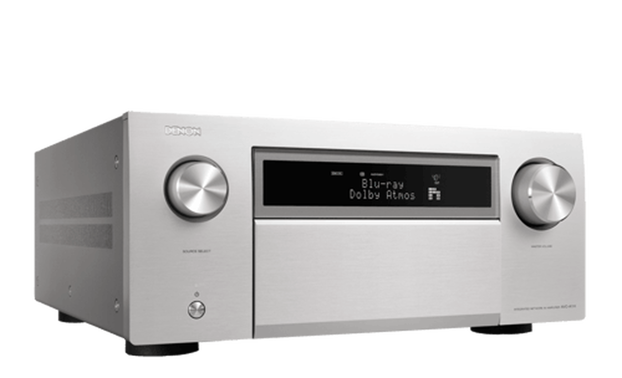 Ein silberner Denon-Receiver mit Display und zwei Knöpfen, auf schwarzem Hintergrund.
