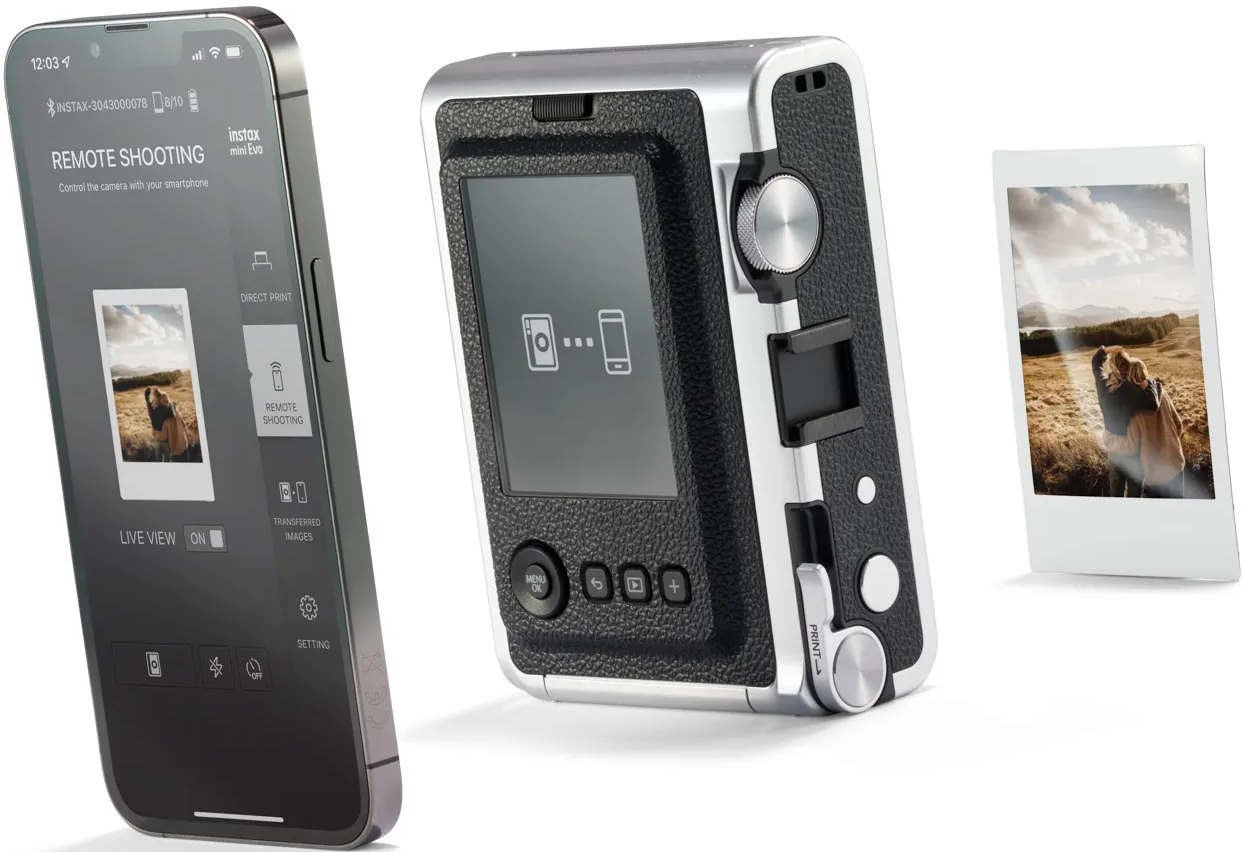 Eine Instax Mini Evo Kamera und Telefon. Das Telefon zeigt eine Fernauslöse-App. Ein gedrucktes Foto rechts.