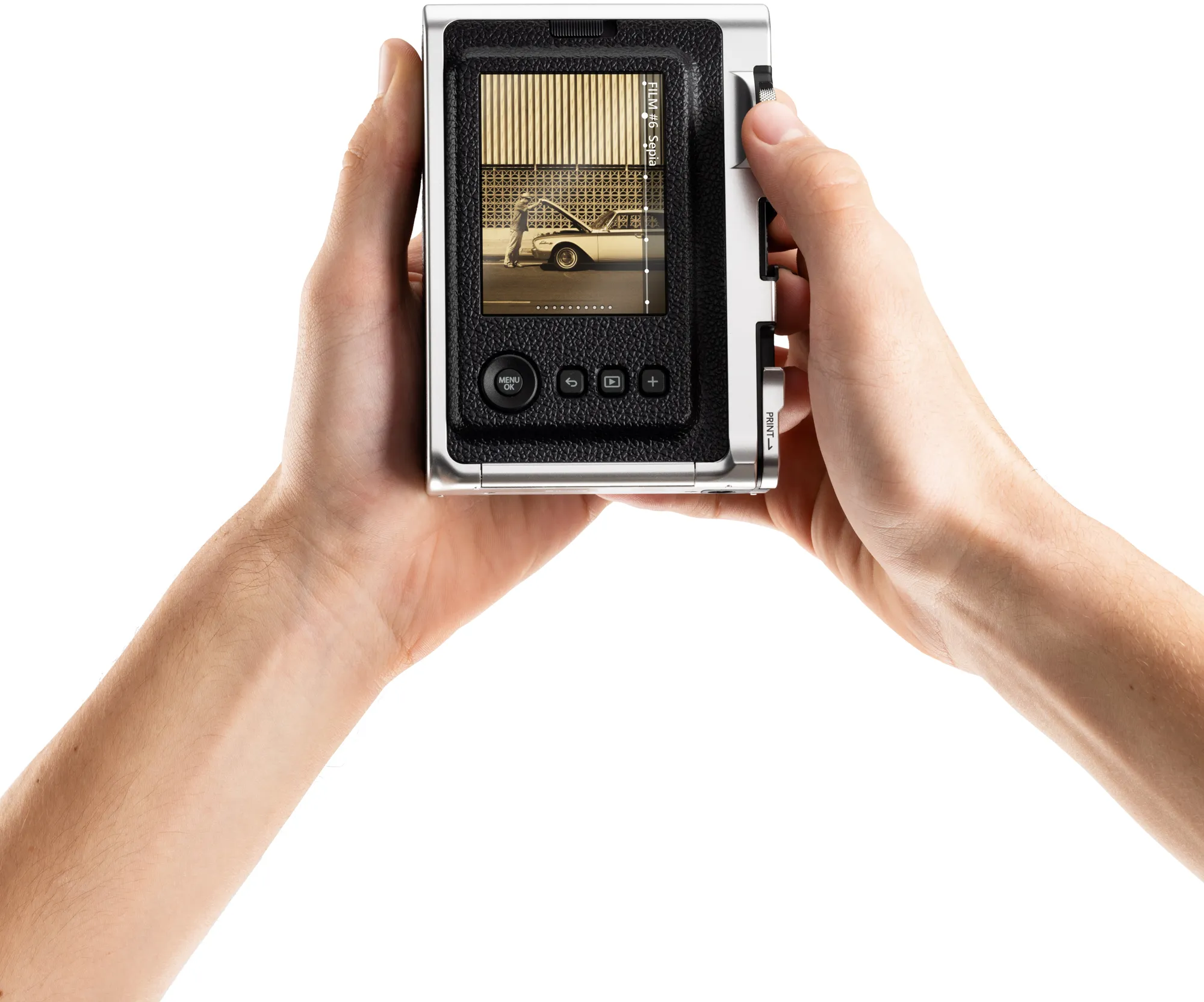 Hände halten eine Retro-Kamera, zeigen ein Autofoto auf dem Bildschirm.