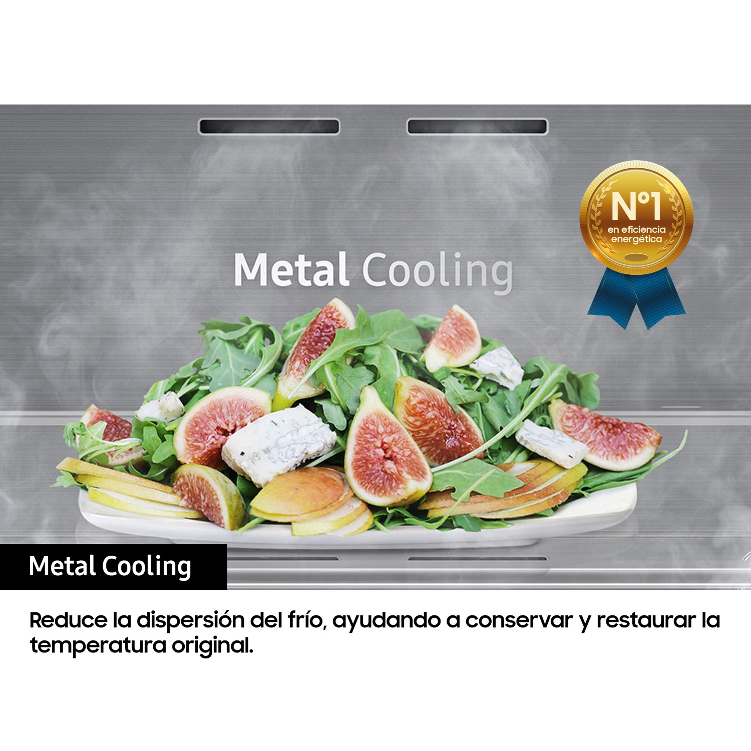 Ensalada con higos en un plato. El fondo muestra una nevera con medalla de oro y texto.