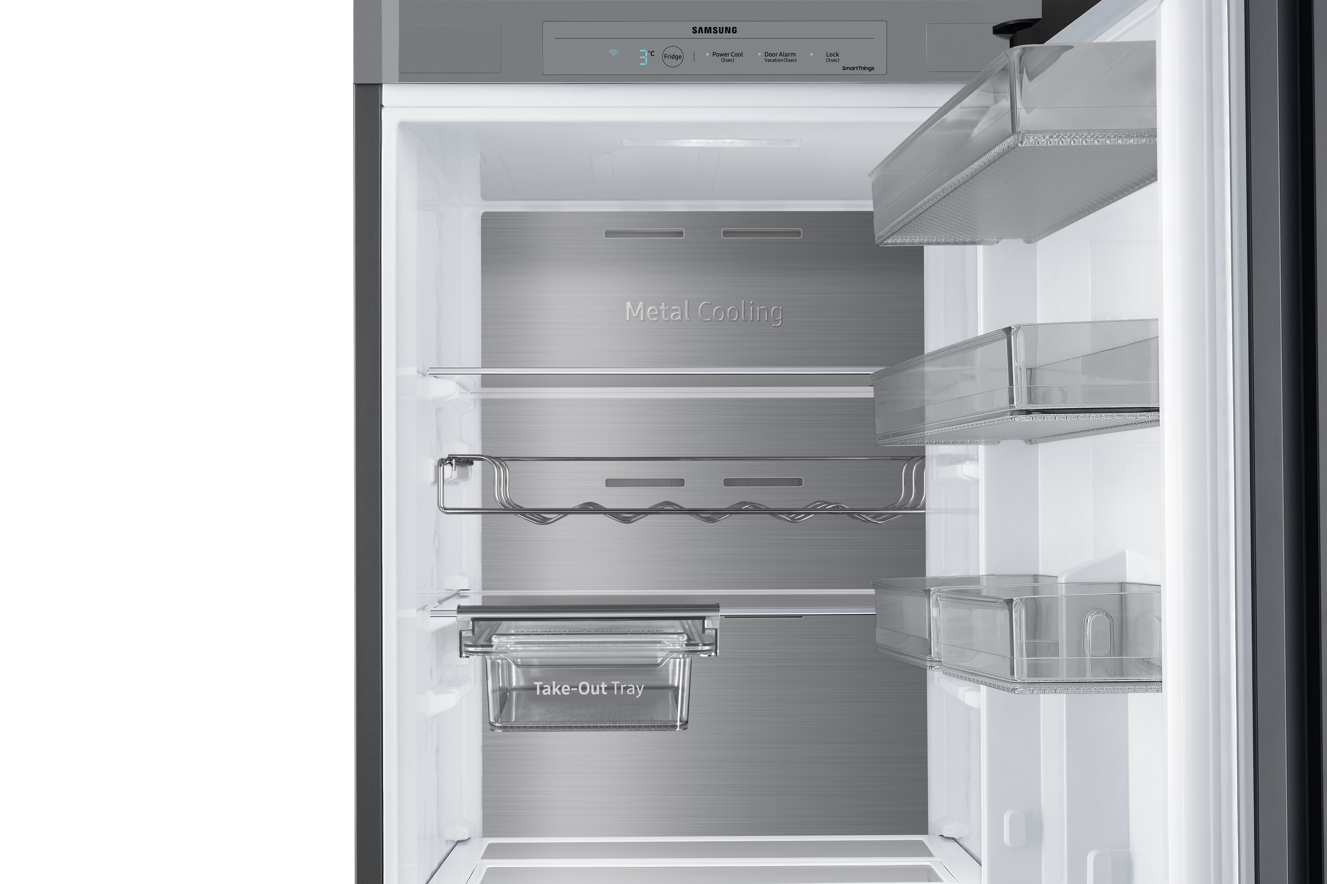 Interior de un refrigerador con estantes de vidrio y funciones de enfriamiento de metal.