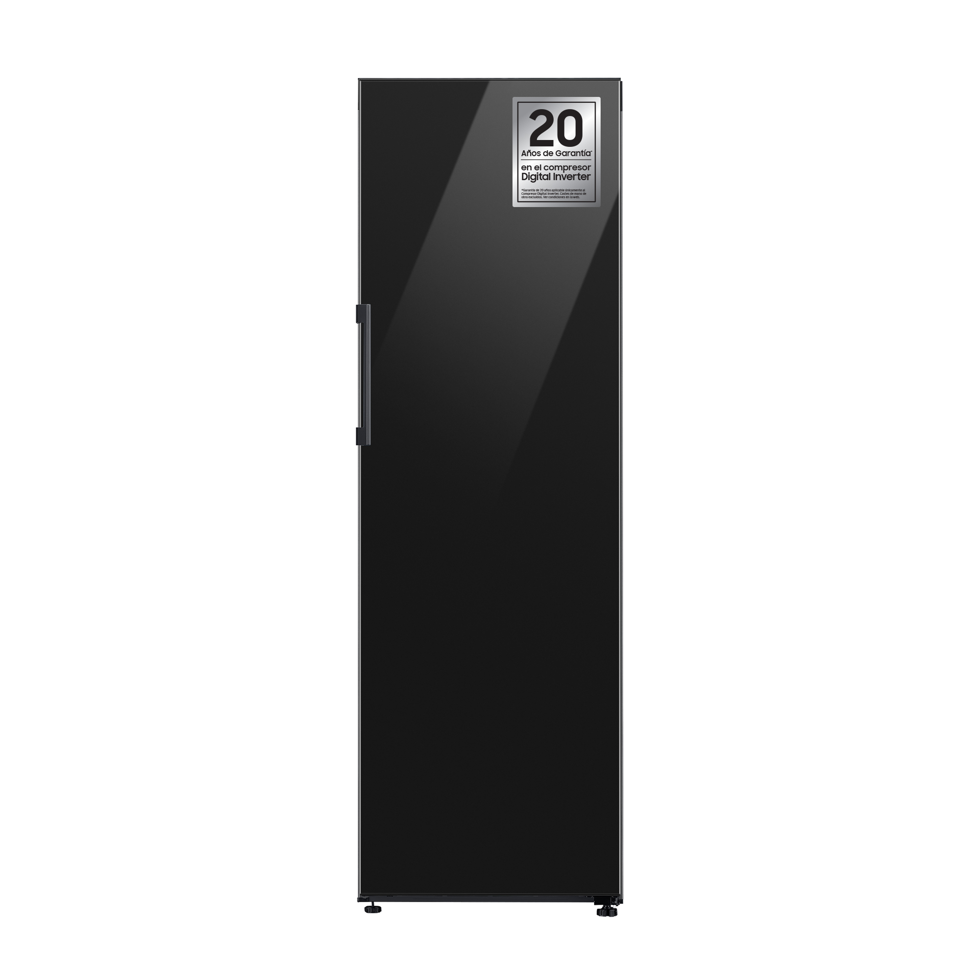 Refrigerador negro y alto con manija y pegatina de garantía de 20 años sobre fondo negro.