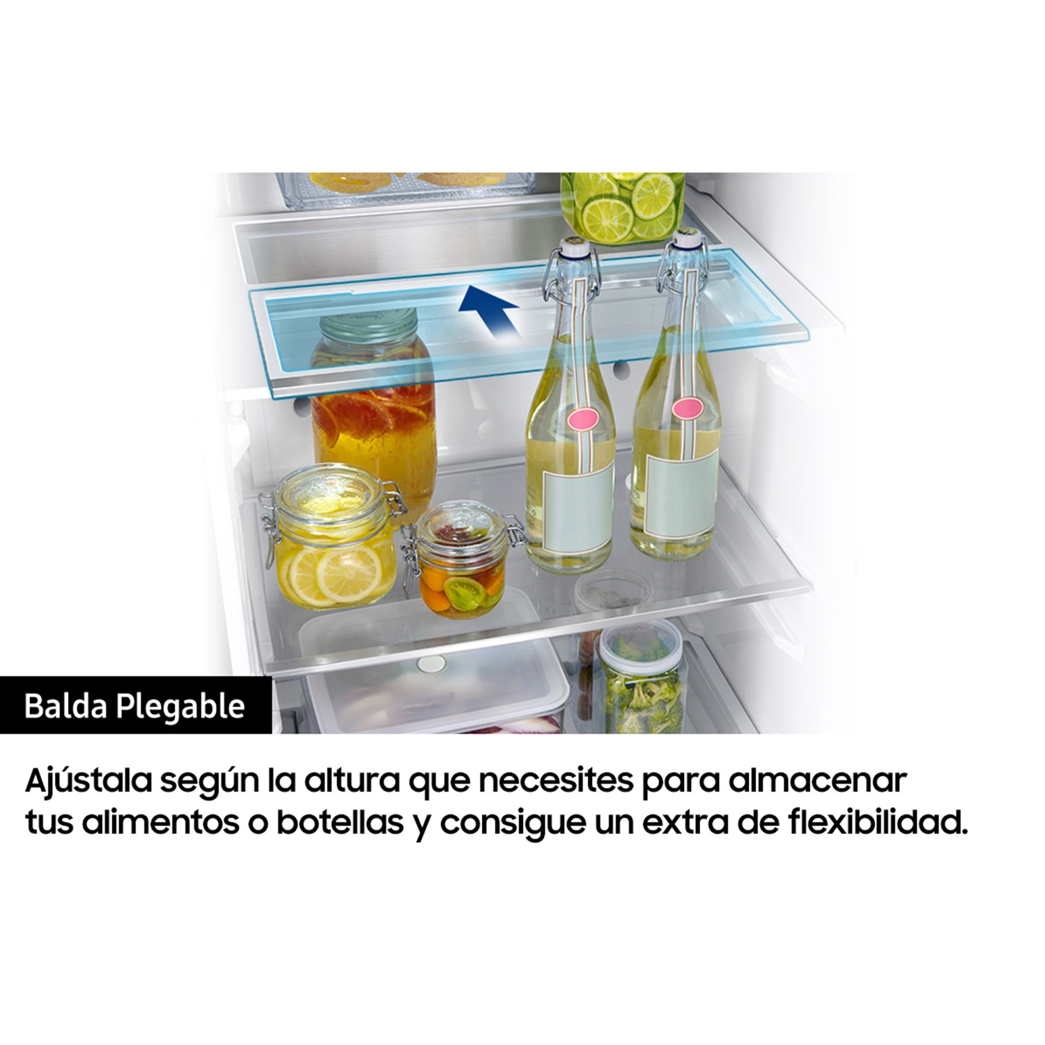 Interior de refrigerador con estantes de vidrio, frascos de fruta y botellas. Una flecha azul indica un estante ajustable.