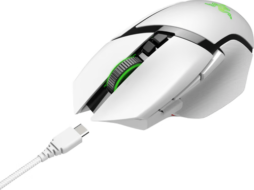 Ratón gaming blanco con rueda de desplazamiento verde, conectado a un cable USB-C.