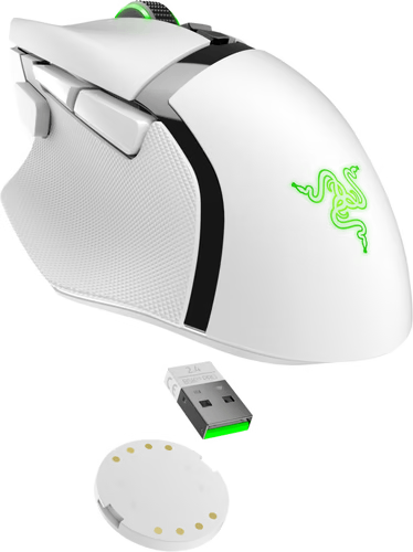 Ratón gaming blanco y negro con dongle inalámbrico y base de carga.
