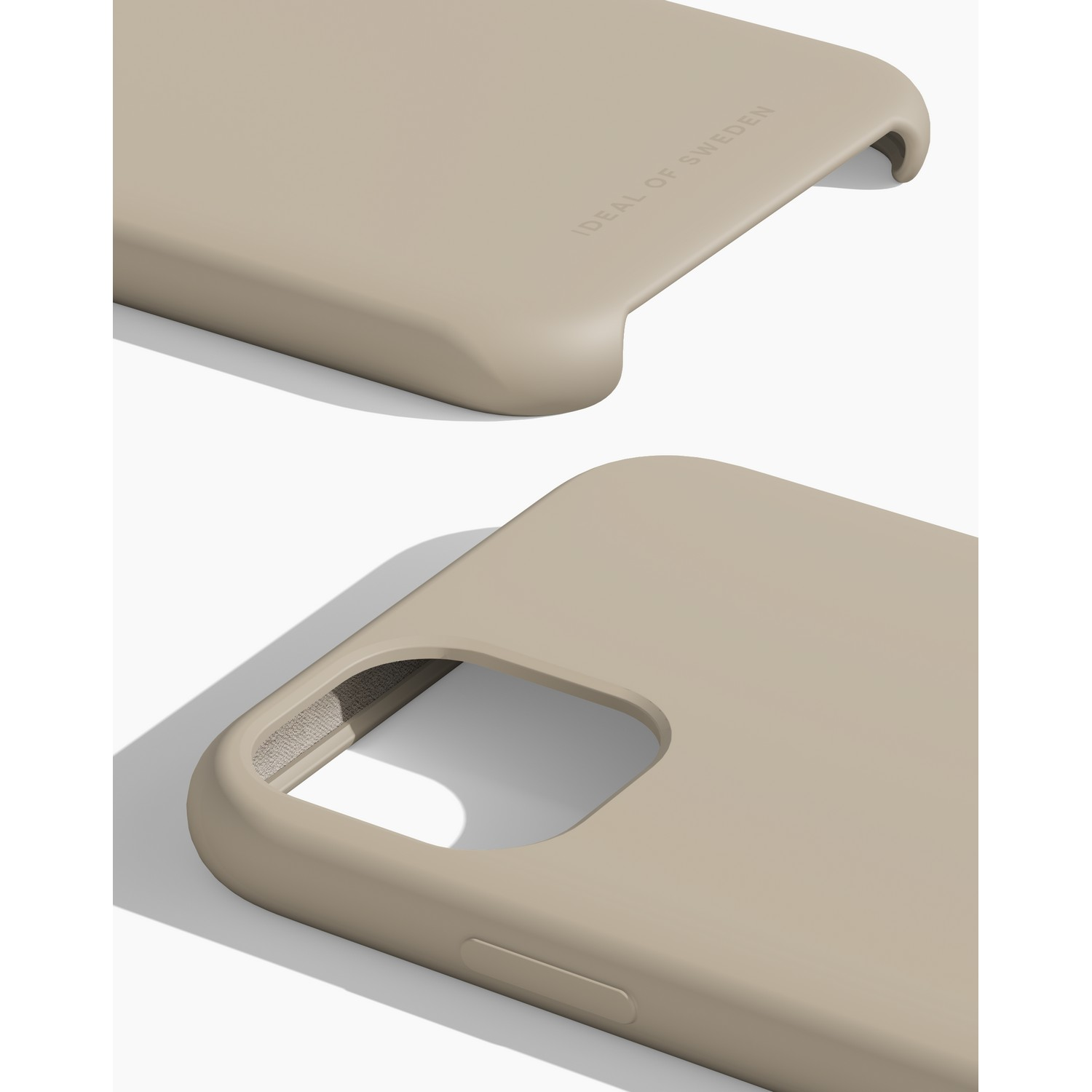 Deux coques de téléphone beiges. Une avec le texte Ideal of Sweden en haut.