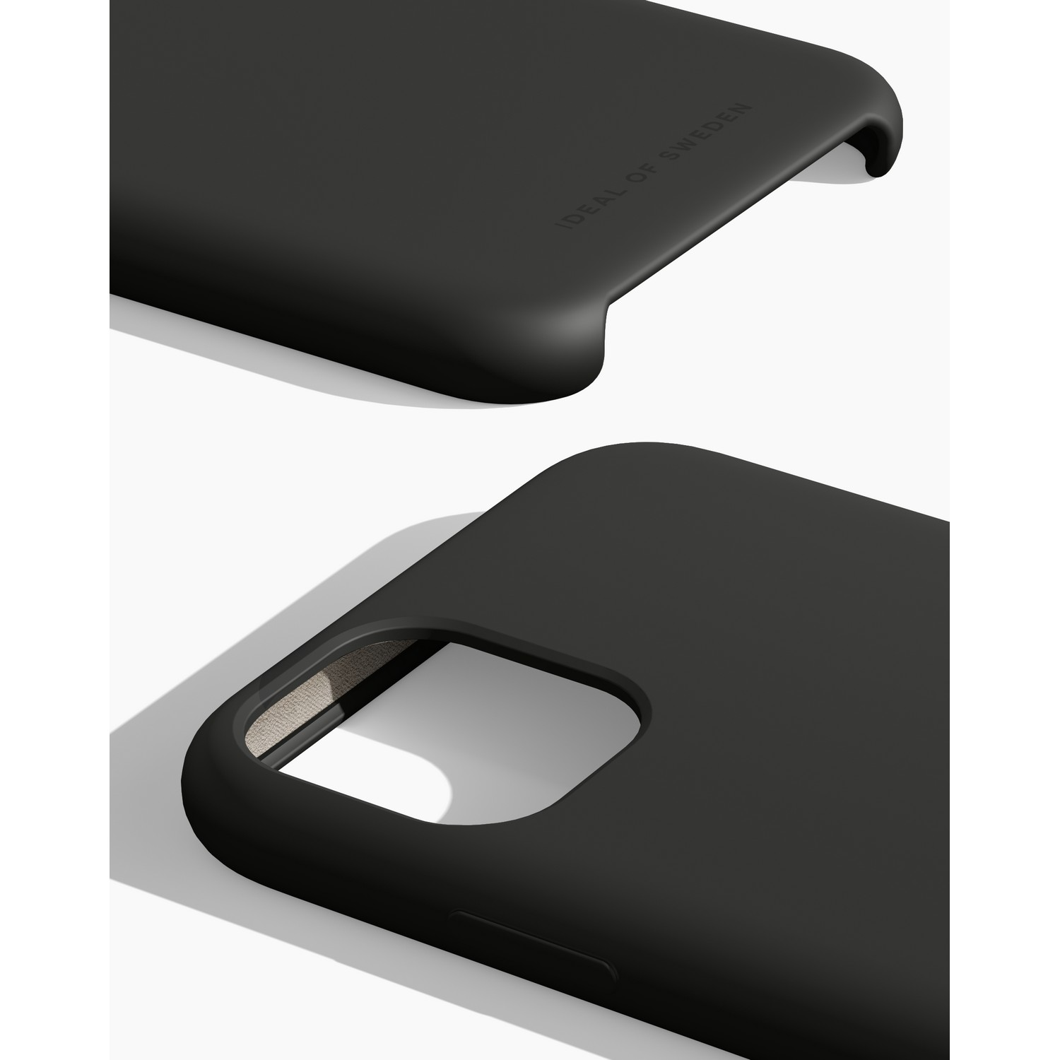 Gros plan sur deux coques de téléphone noires, montrant le haut et le bas.