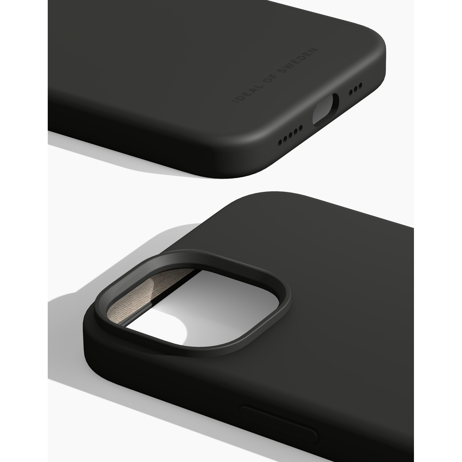 Close-up van zwarte telefoonhoes met 'IDEAL OF SWEDEN' en cameragaten.