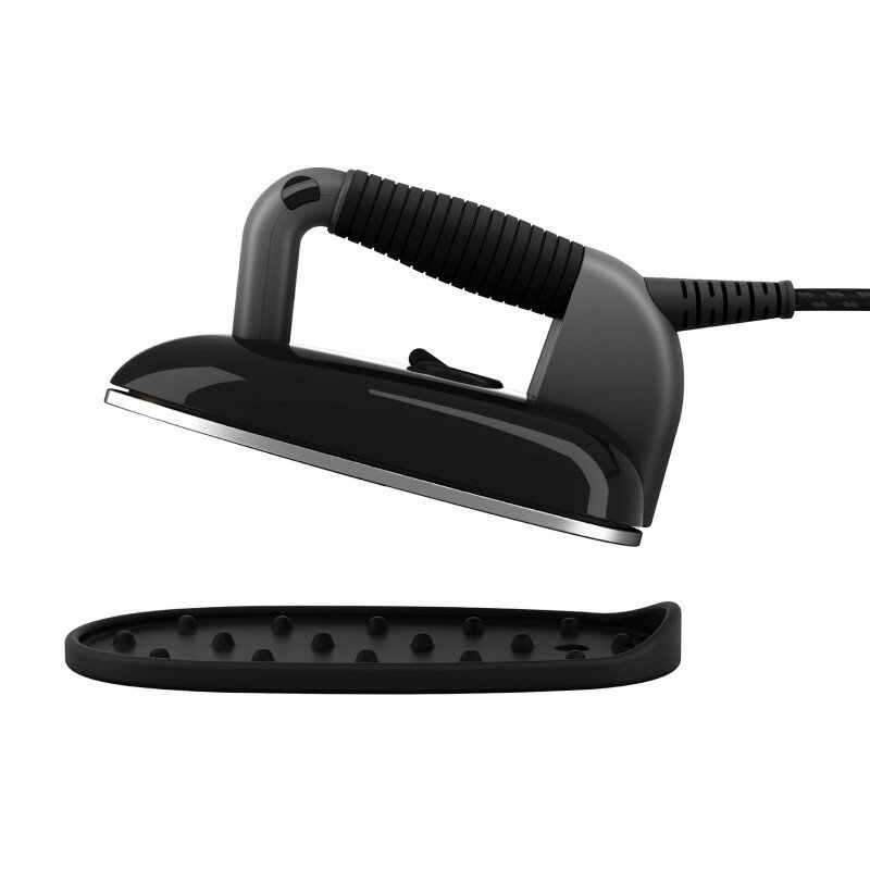 Czarne żelazko z czarną podstawą. Żelazko jest nad podstawą.