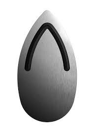 Metalowy przedmiot w kształcie łzy z czarnym uchwytem. Wygląda na narzędzie kuchenne.