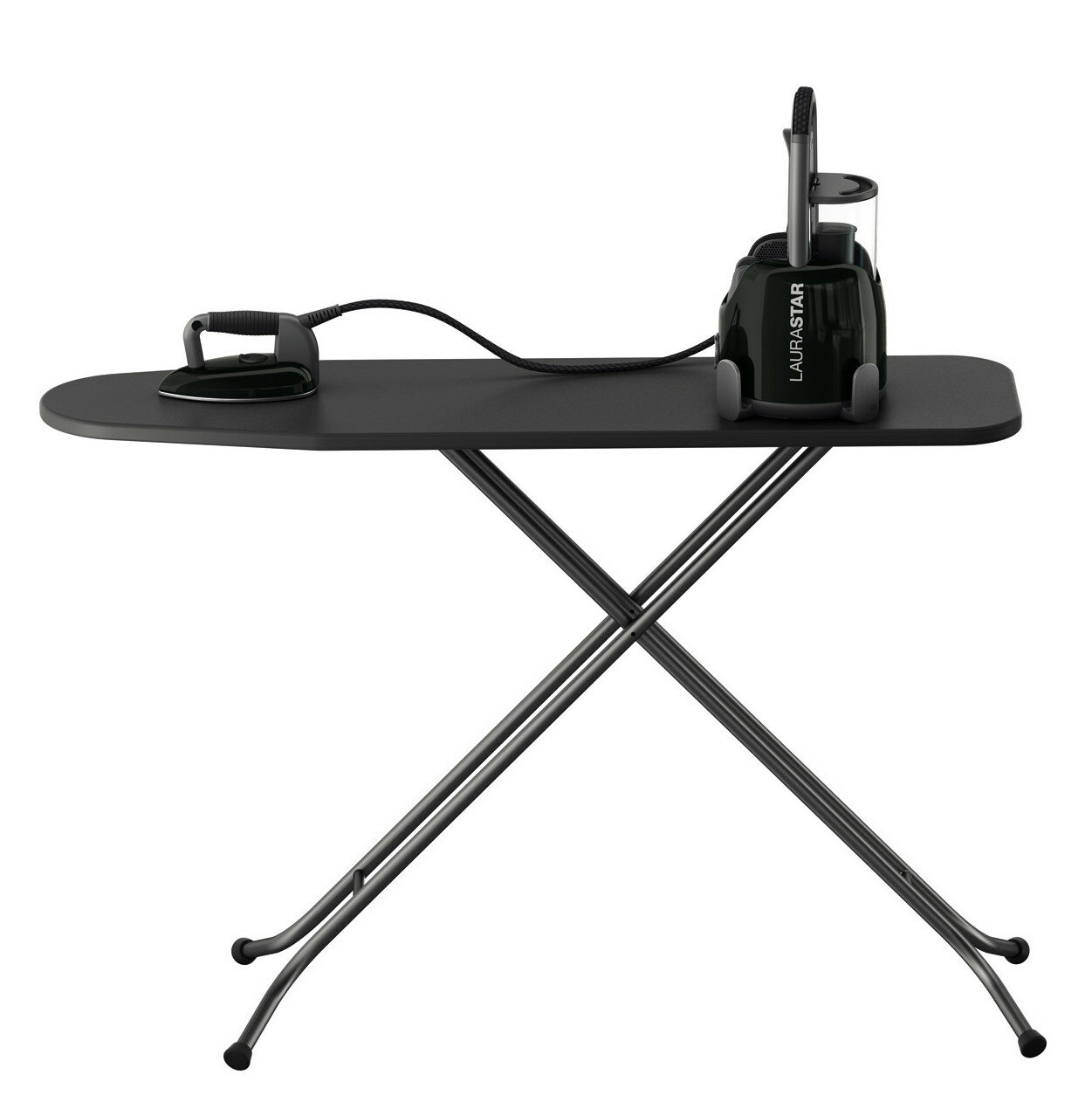 Deska do prasowania z czarnym żelazkiem i generatorem pary na czarnej ramie.